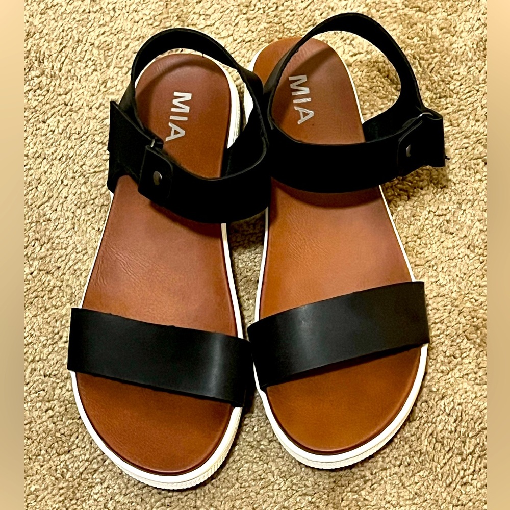 Mia, black and white flat platform sandal, size 10